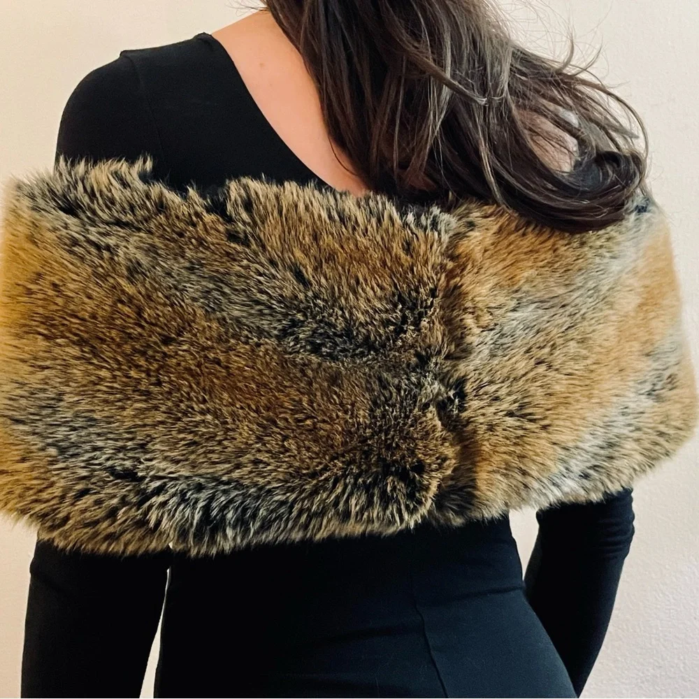 🖤CUE Faux Fur Collar with Black Velvet Bow Tie🖤